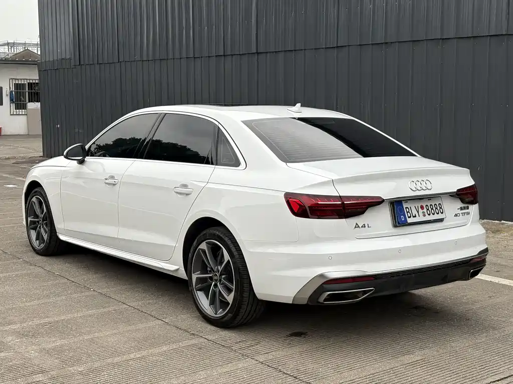 Audi A4L 2023 — фото 7