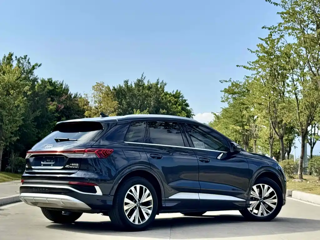 Audi Q4 e-tron 2023 — фото 5