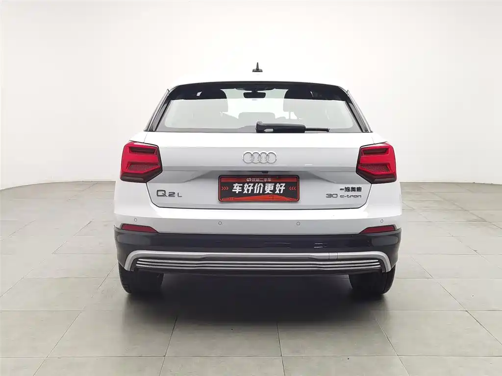 Audi Q2L e-tron 2020 — фото 4