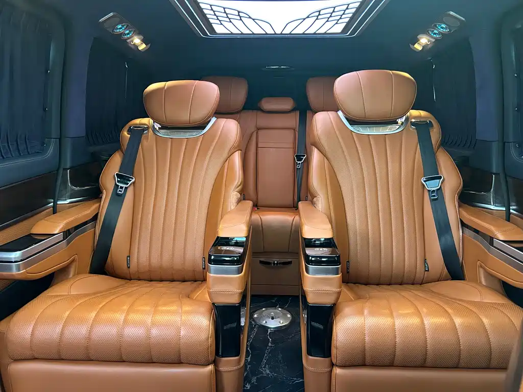 Mercedes-Benz V-Class 2023 — фото 19