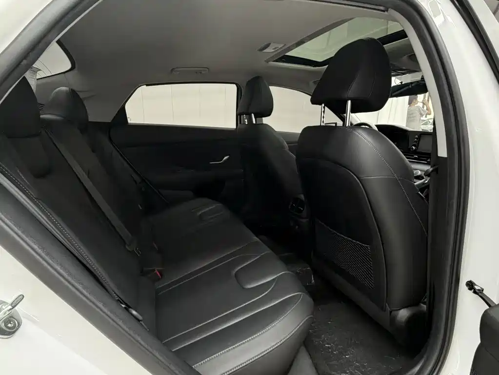 Hyundai Elantra 2023 — фото 18