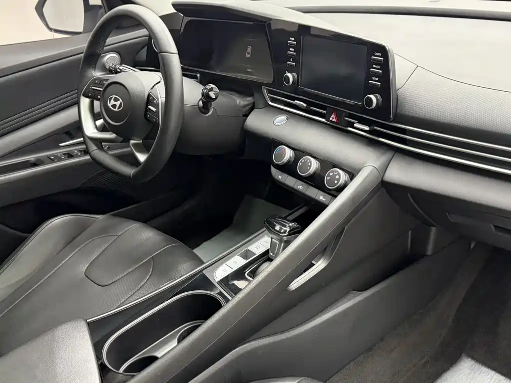 Hyundai Elantra 2023 — фото 19