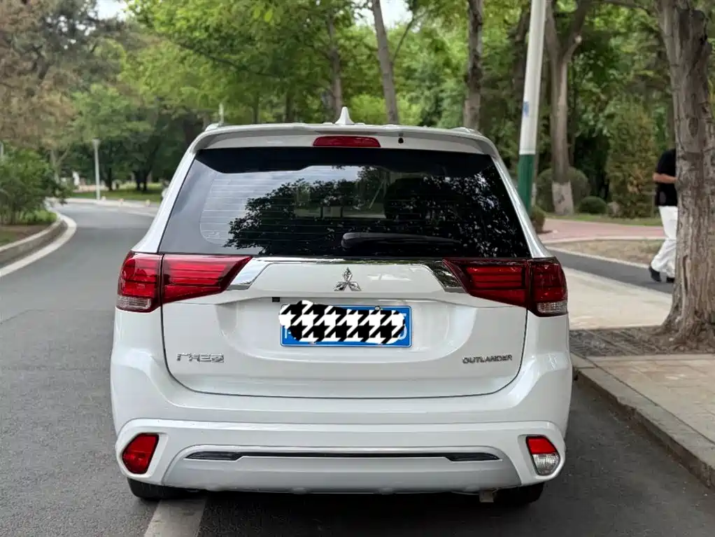 Mitsubishi Outlander 2022 — фото 17