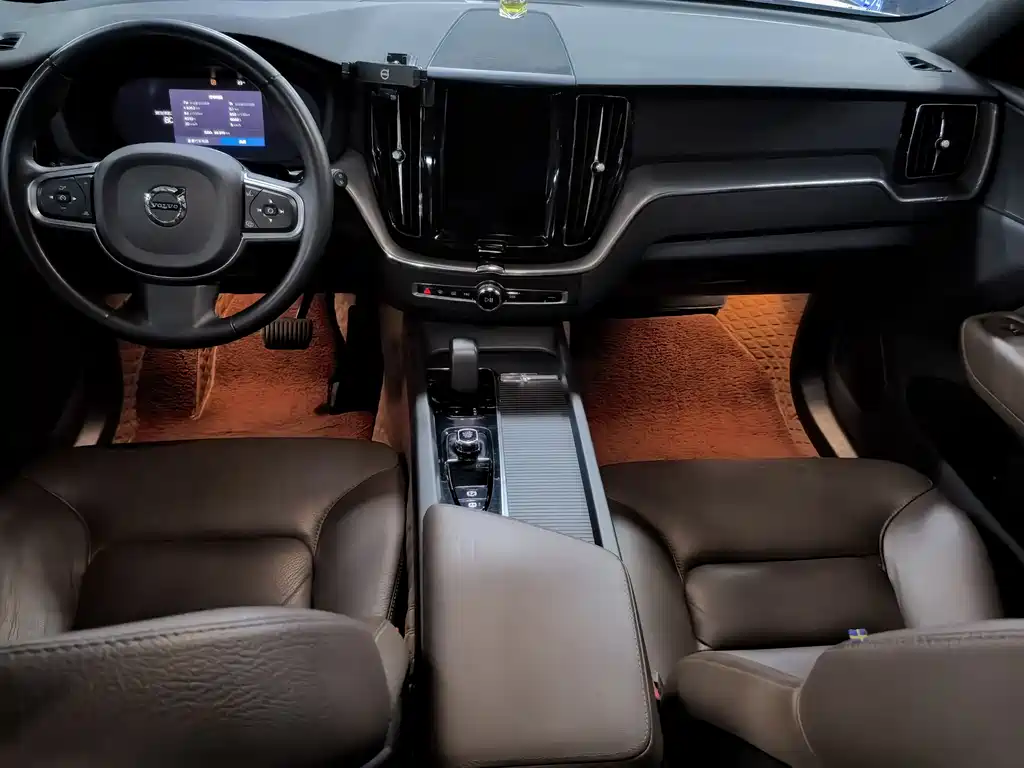 Volvo XC60 2023 — фото 12