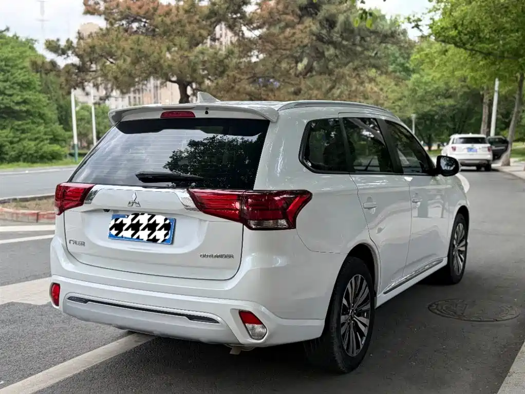 Mitsubishi Outlander 2022 — фото 16