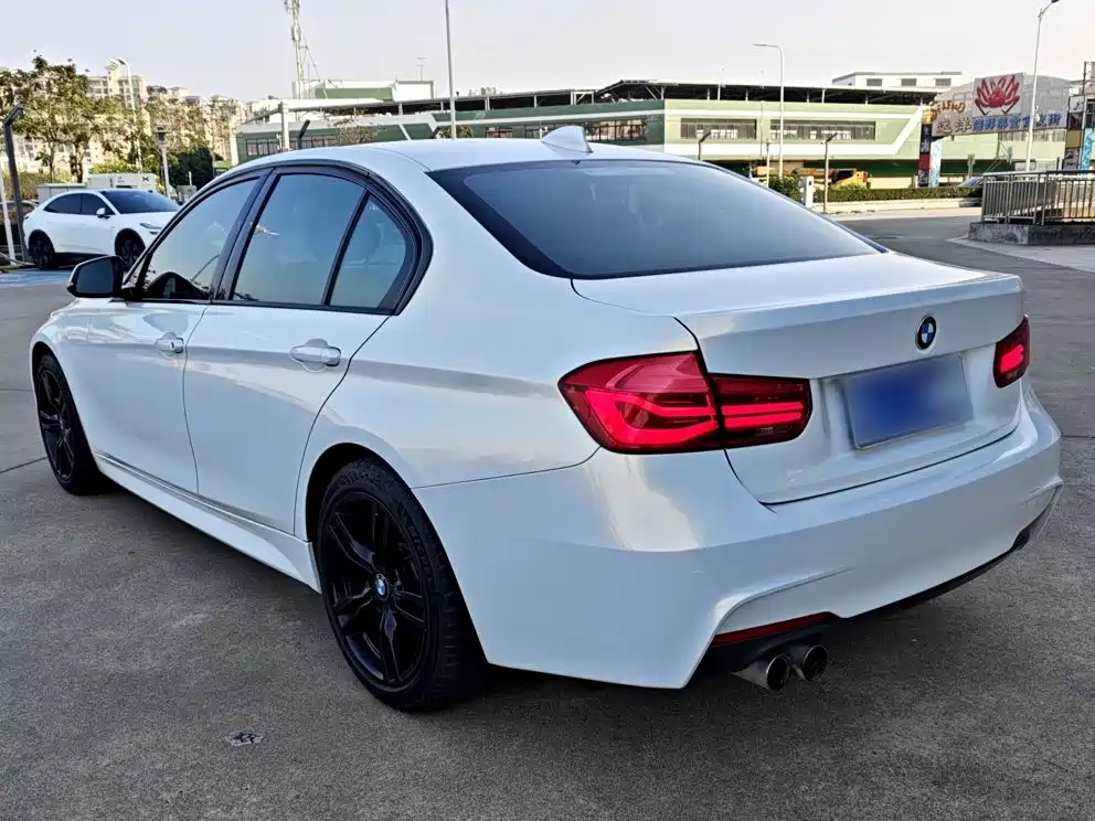 BMW 3 Series 2018 — фото 23