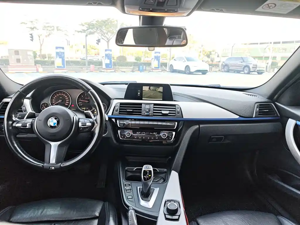 BMW 3 Series 2018 — фото 24