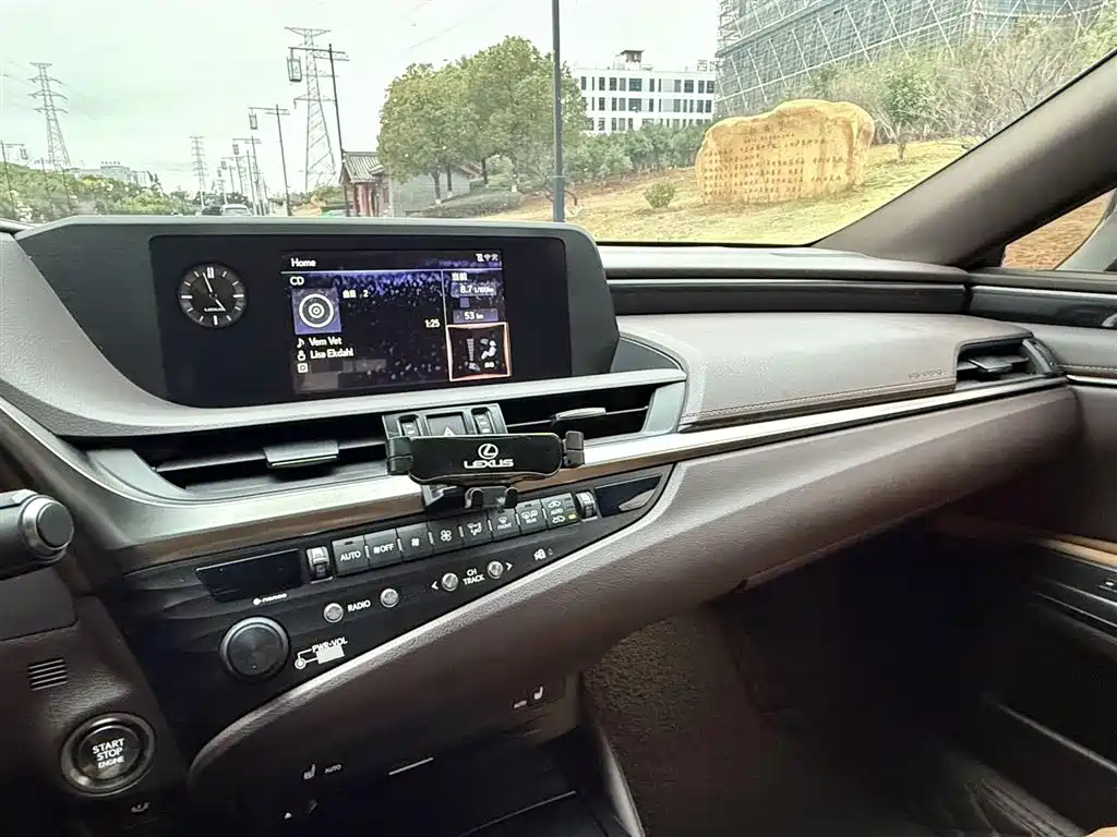 Lexus ES 2019 — фото 10