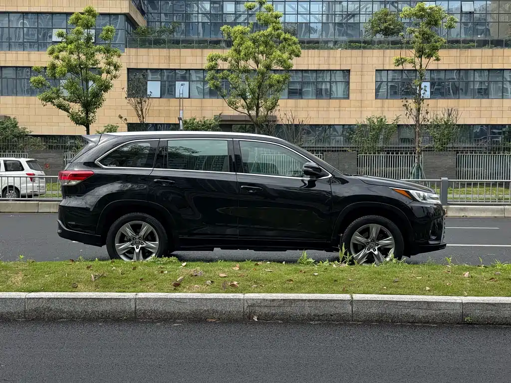 Toyota Highlander 2018 — фото 16