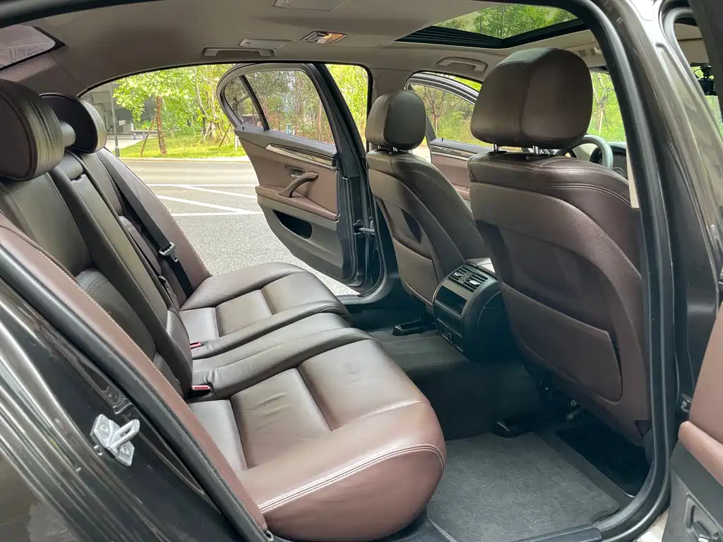 BMW 5 Series 2015 — фото 13