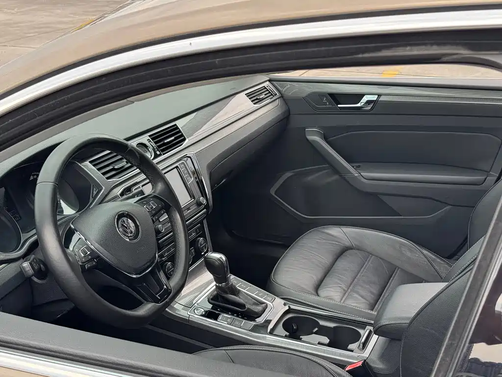 Volkswagen Passat 2017 — фото 11