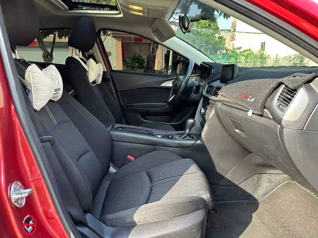 Mazda 3 Axela 2018 — фото 17