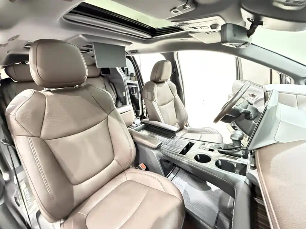 Toyota Sienna 2023 — фото 17