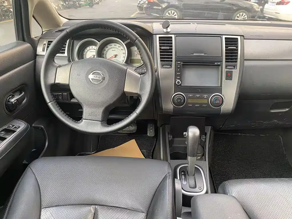 Nissan Tiida 2010 — фото 18