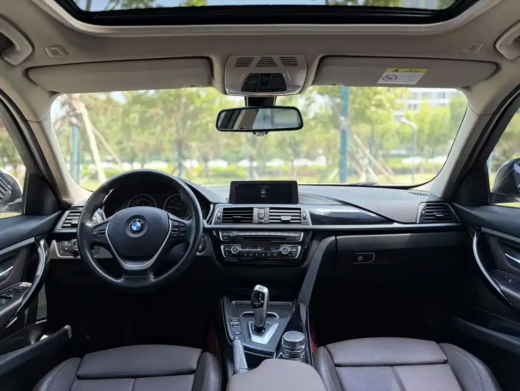 BMW 3 Series 2018 — фото 12
