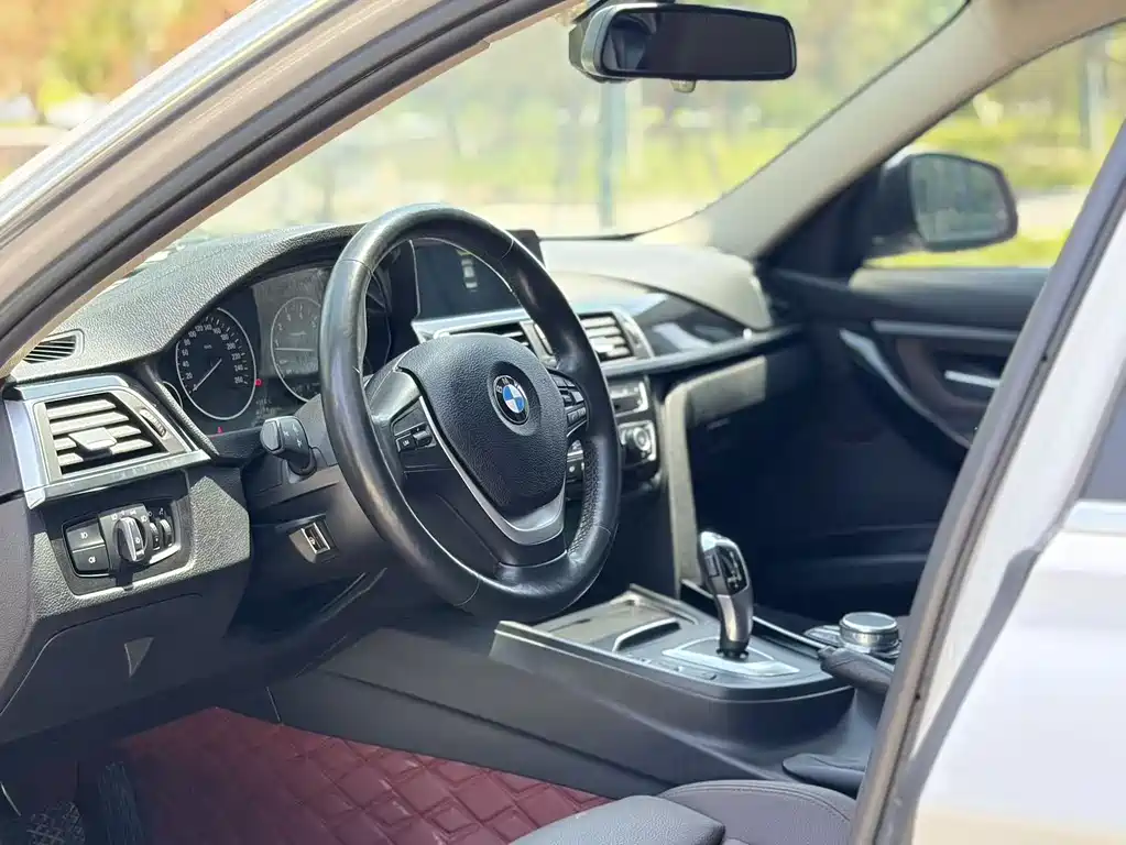 BMW 3 Series 2018 — фото 21
