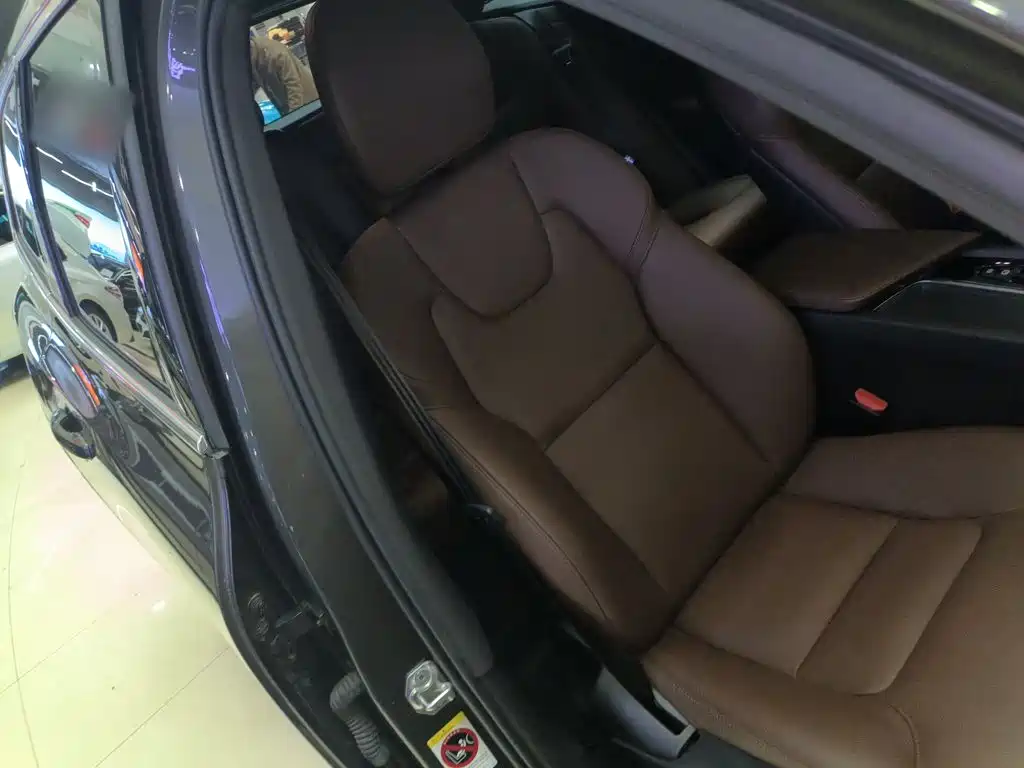 Volvo XC60 2020 — фото 20