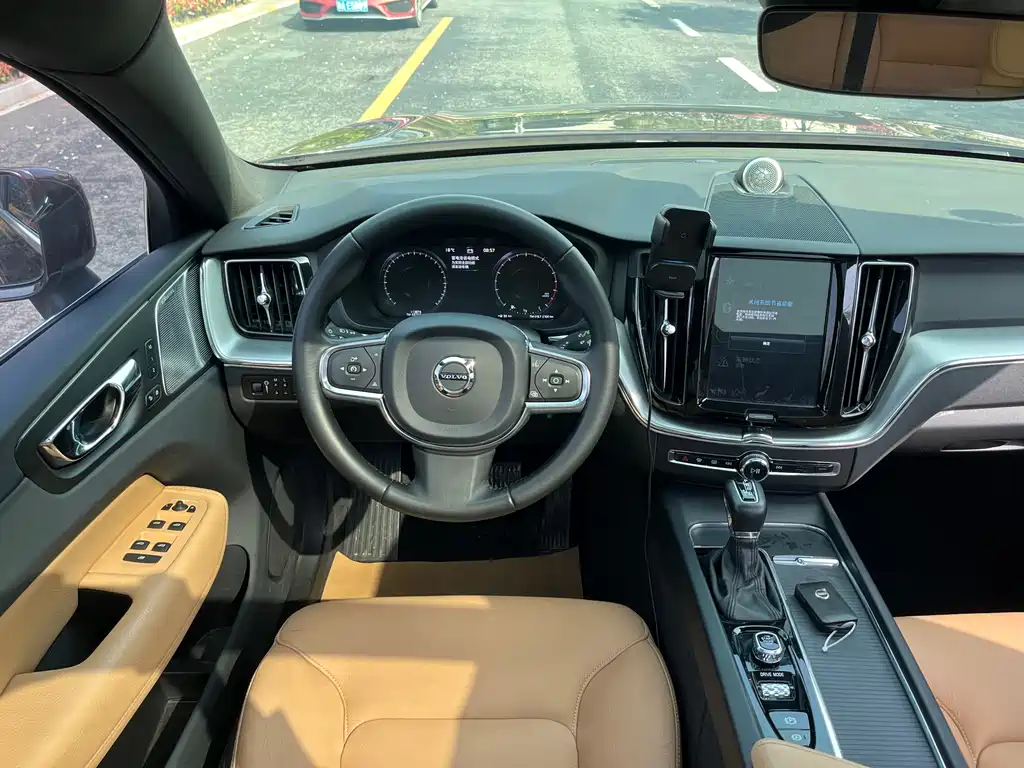 Volvo XC60 2019 — фото 16