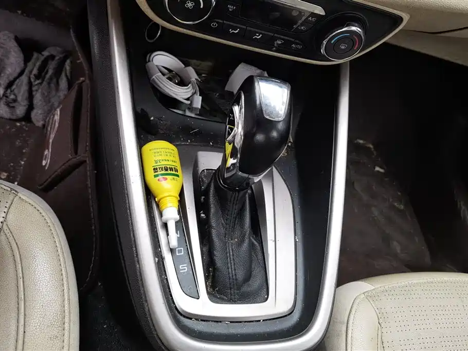 Ford Escort 2015 — фото 16