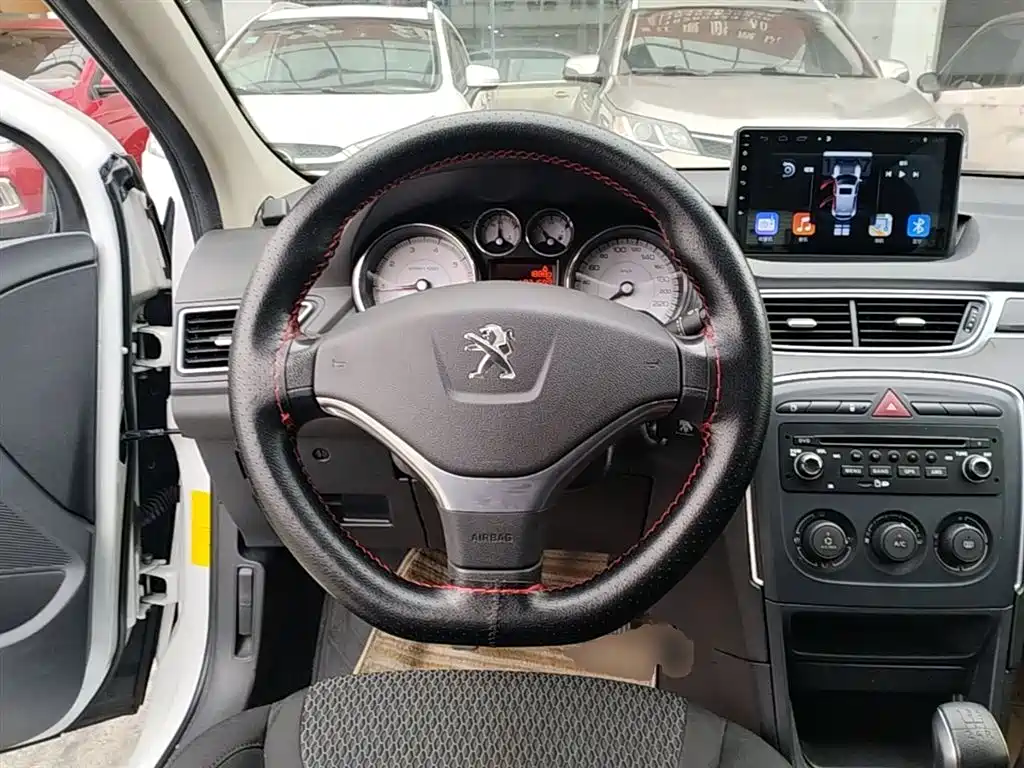 Peugeot 308 2015 — фото 11
