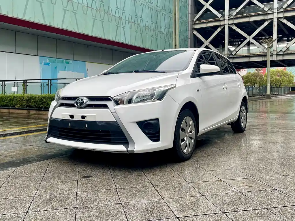 Toyota Yaris L 2015 — фото 1