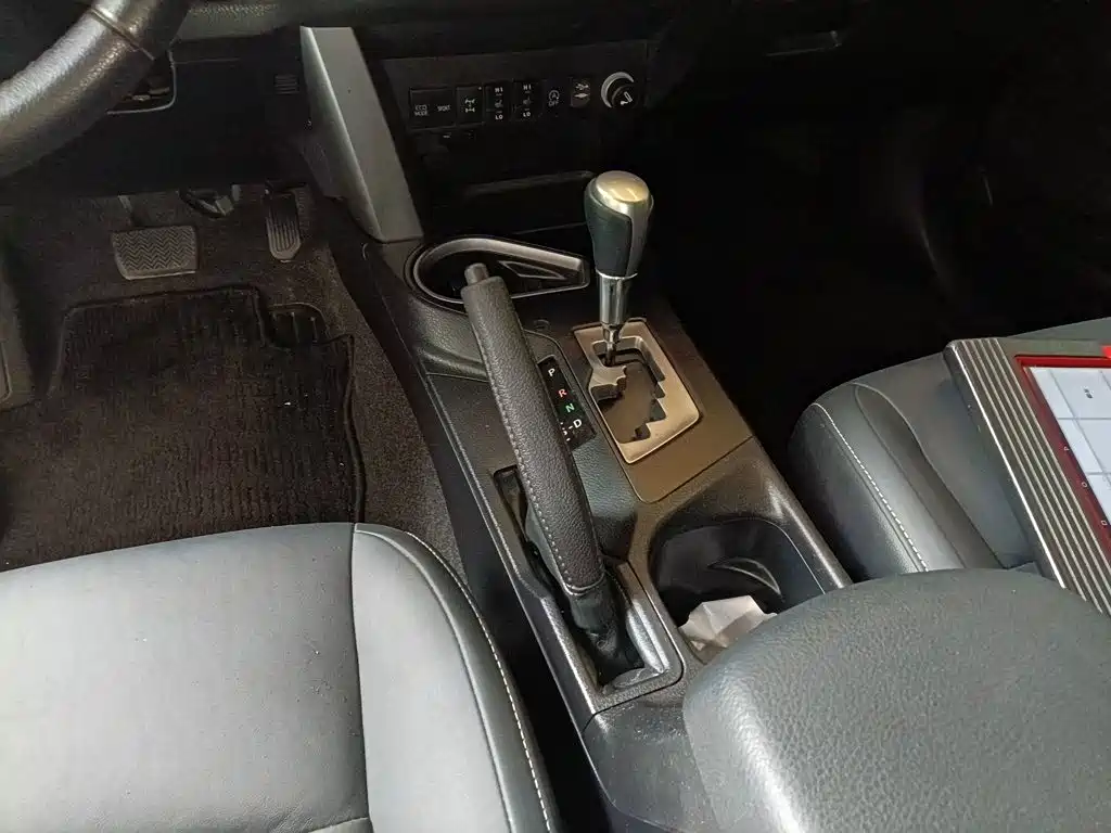 Toyota RAV4 2016 — фото 12