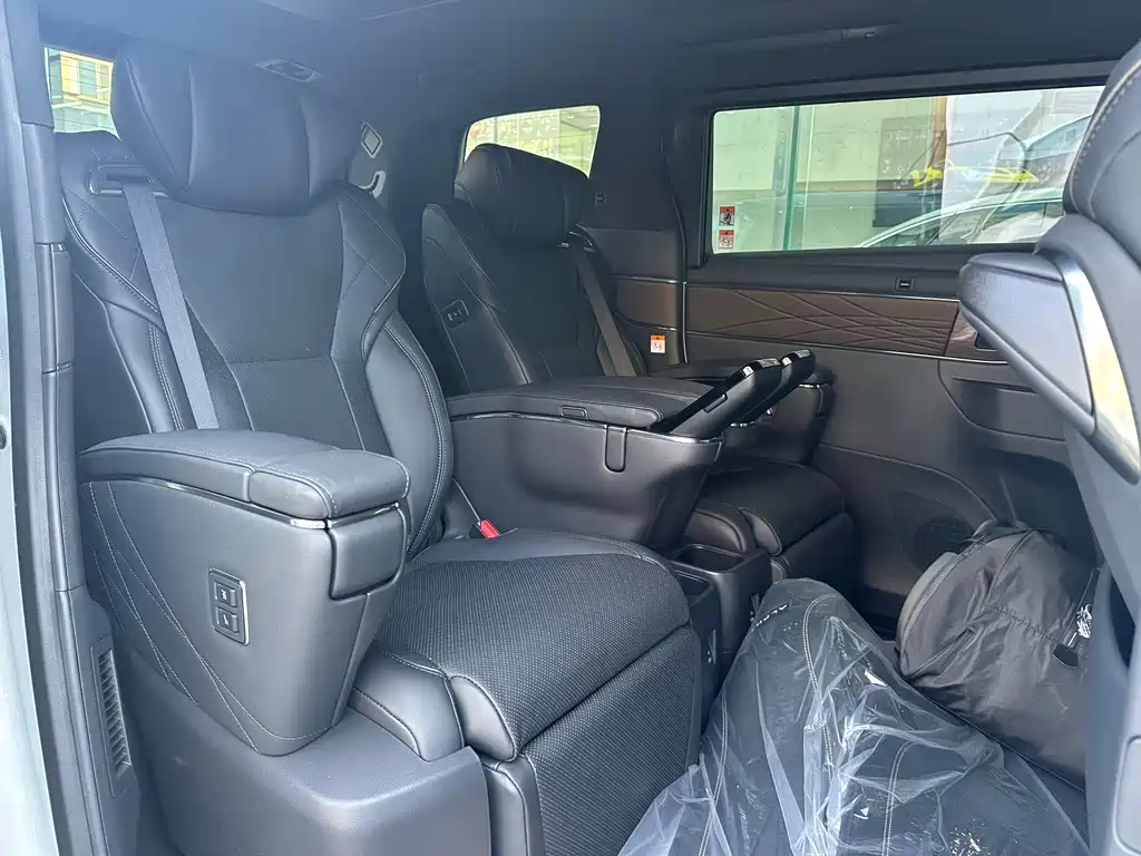 Toyota Alphard — фото 7