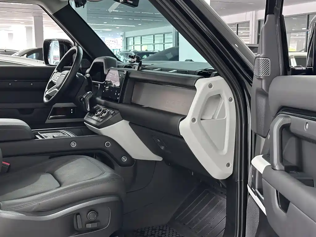 Land Rover Defender 2023 — фото 12