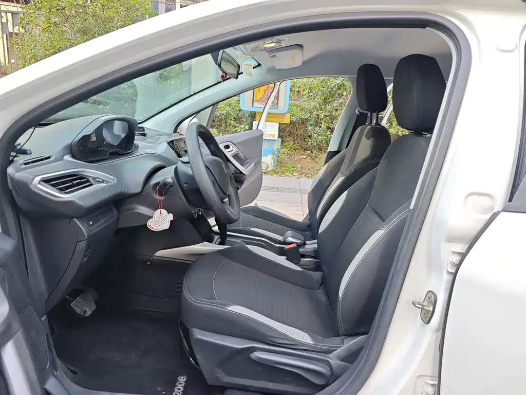 Peugeot 2008 2015 — фото 12