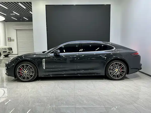 Porsche Panamera 2021