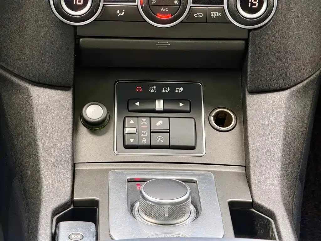 Land Rover Discovery 2015 — фото 18