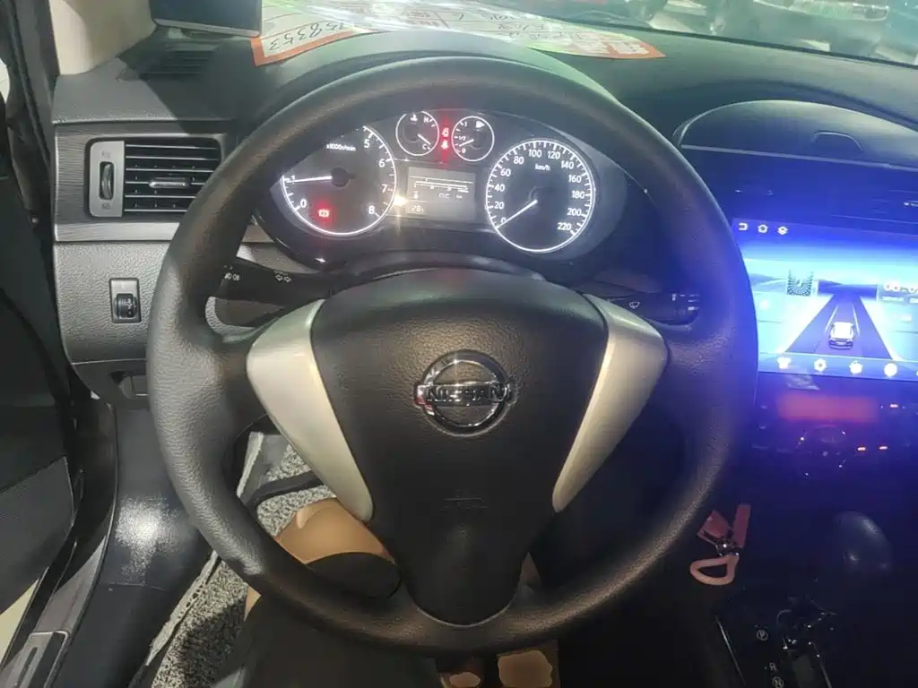 Nissan Tiida 2015 — фото 11