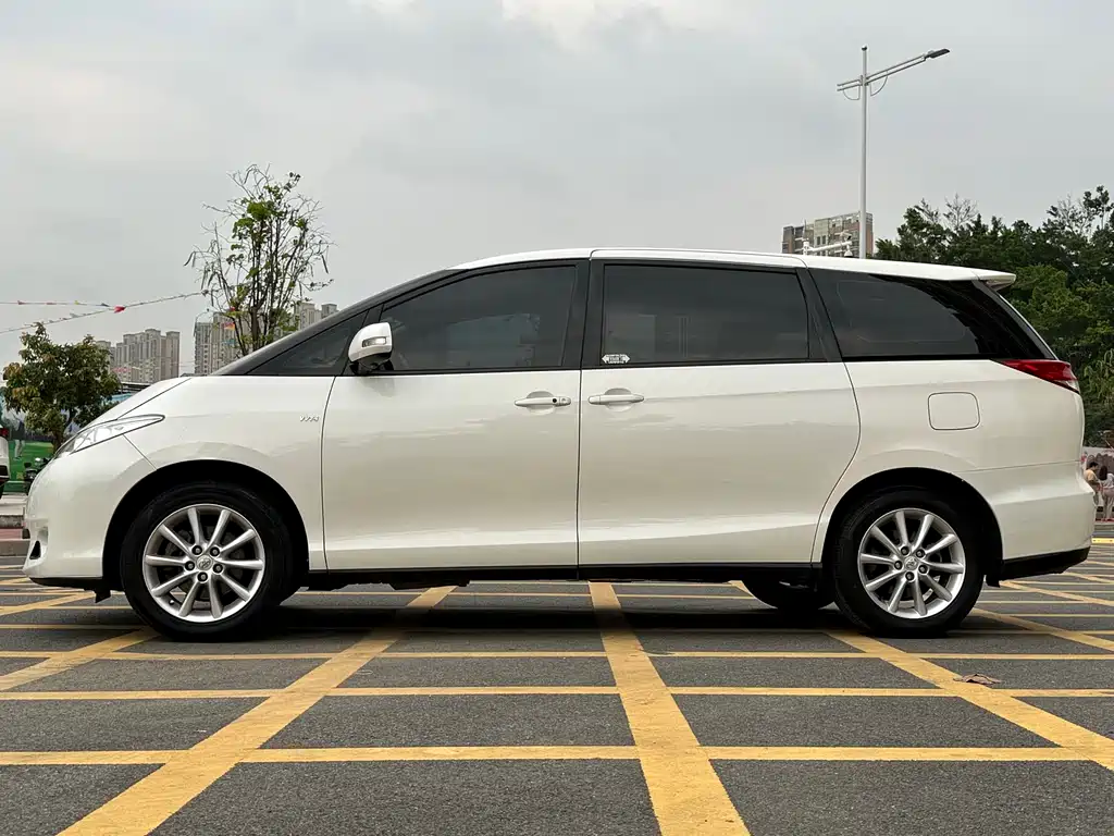 Toyota Previa 2017 — фото 5
