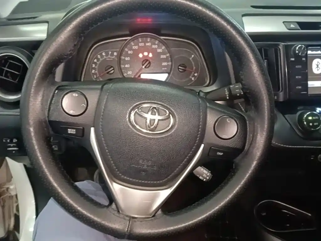 Toyota RAV4 2017 — фото 11