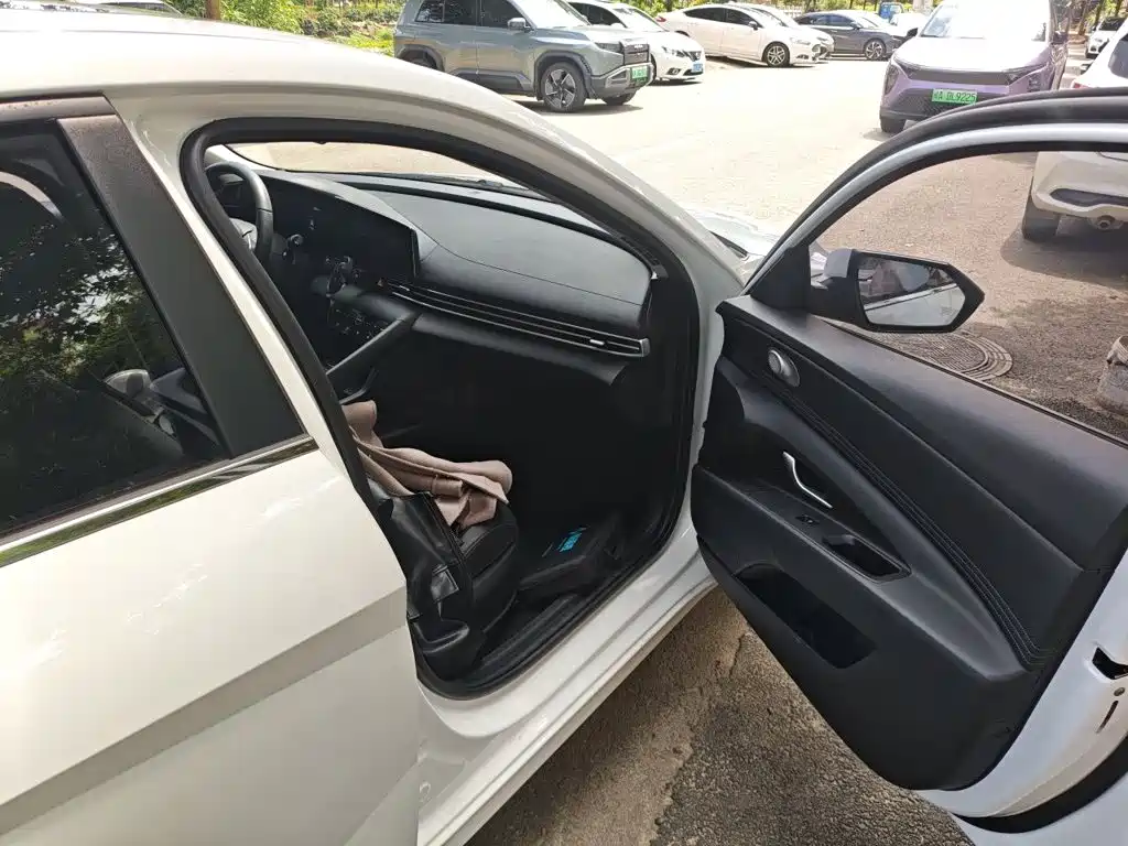 Hyundai Elantra 2023 — фото 20