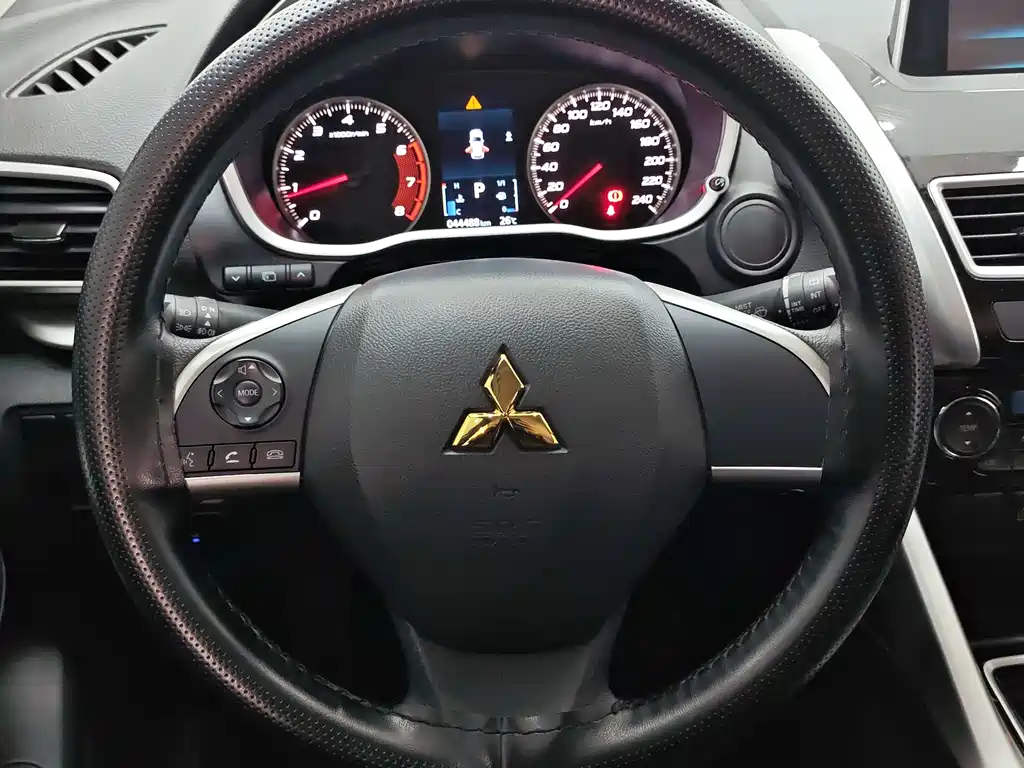 Mitsubishi Eclipse Cross 2023 — фото 12