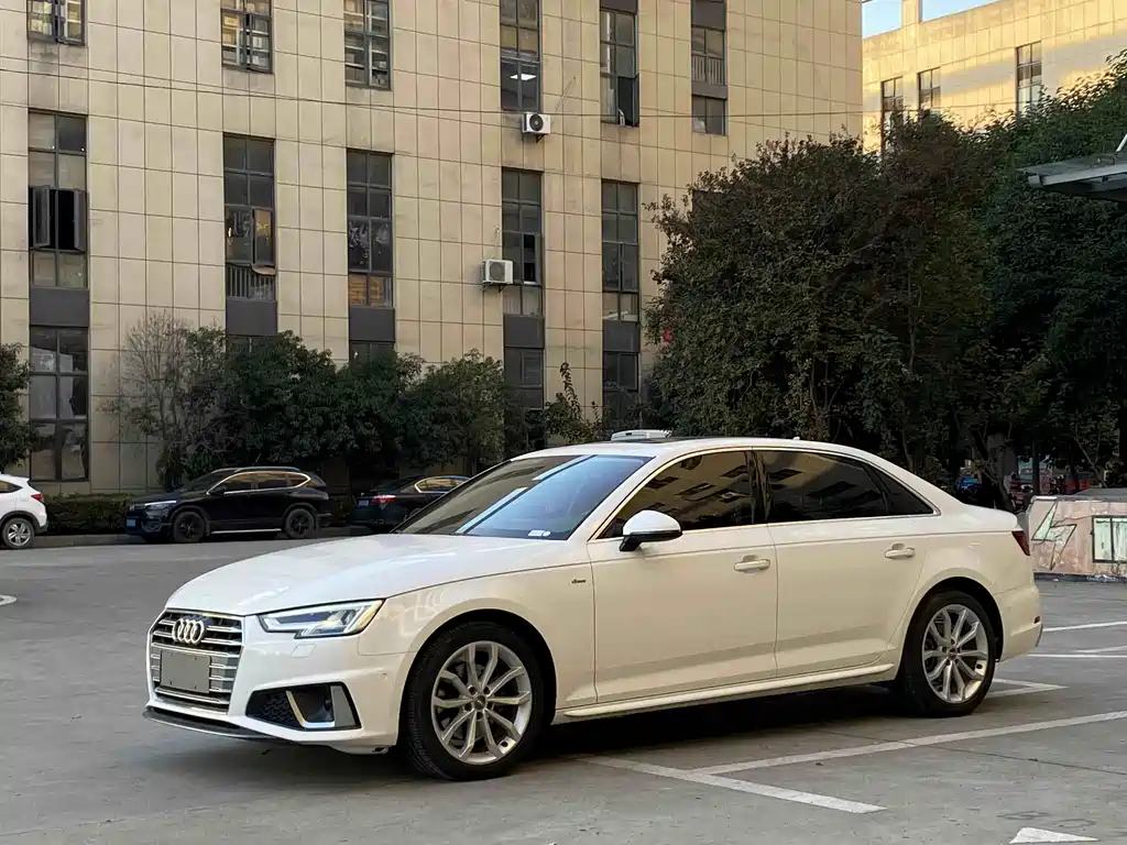 Audi A4L 2019 — фото 1