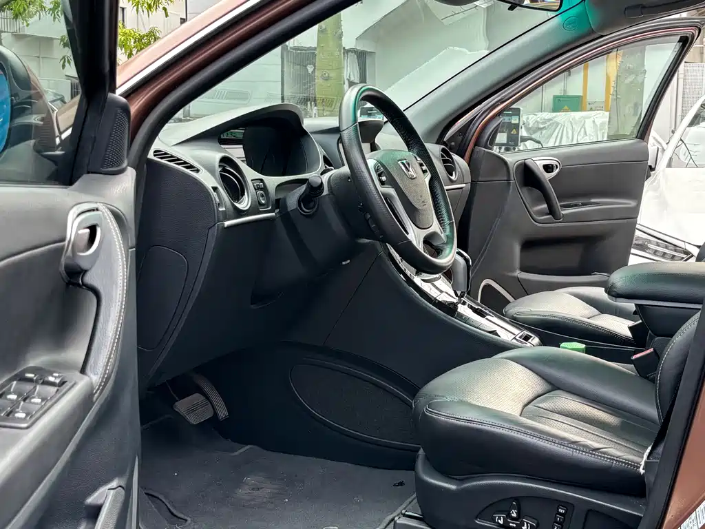 Luxgen Big 7 SUV 2015 — фото 11