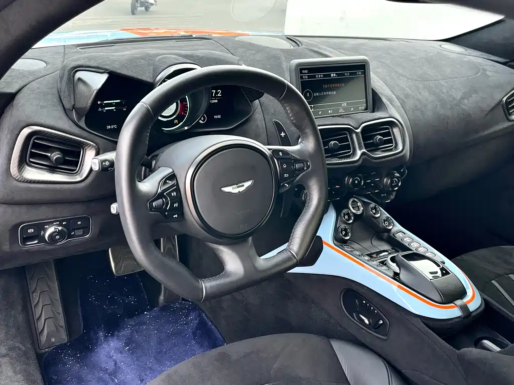 Aston Martin V8 Vantage 2020 — фото 12