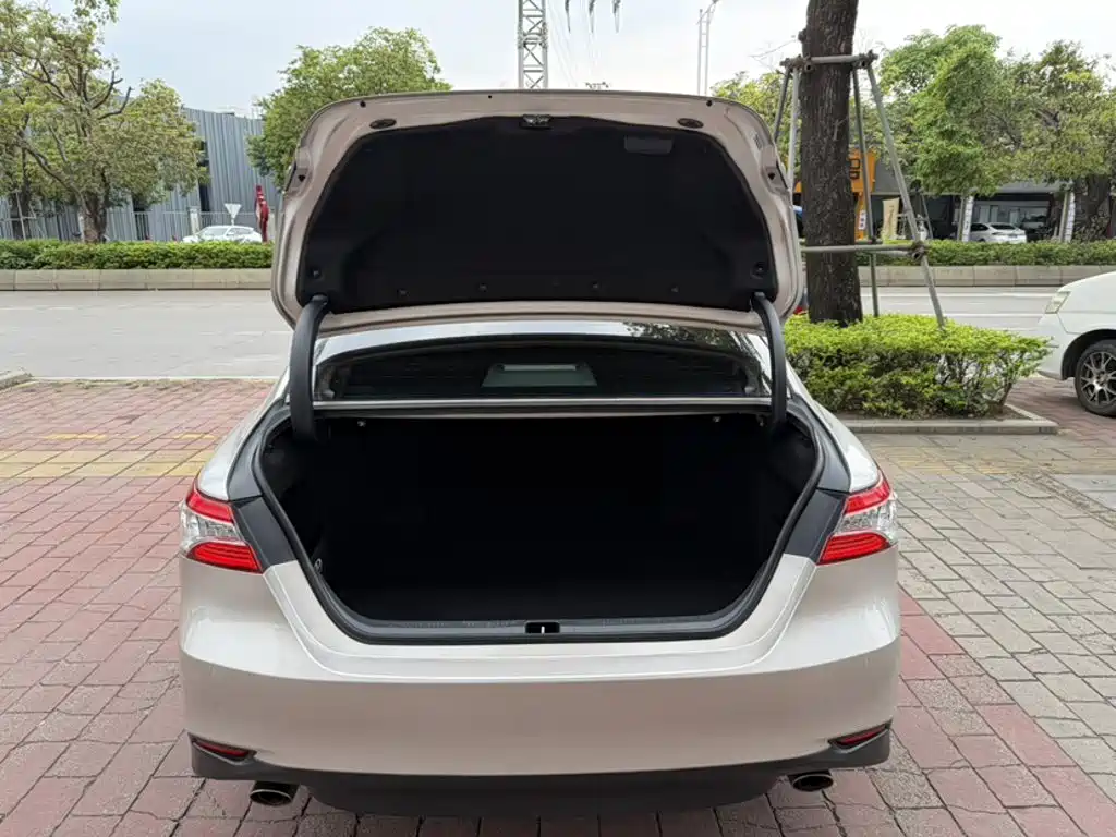 Toyota Camry 2022 — фото 10