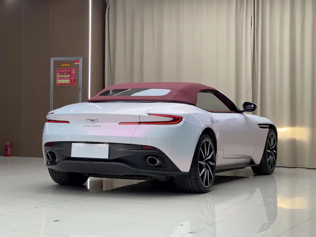 Aston Martin DB11 2020 — фото 12