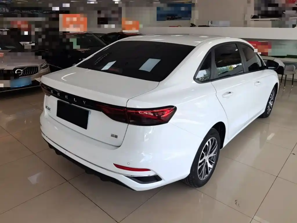 Geely Emgrand 2022