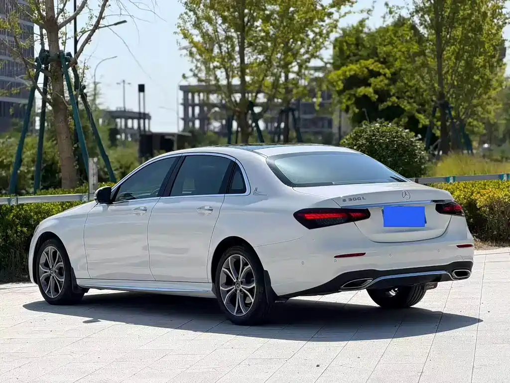 Mercedes-Benz E-Class 2023 — фото 9