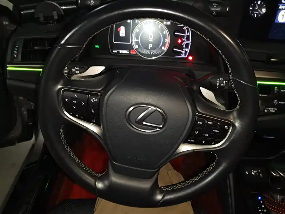 Lexus ES 2020 — фото 15
