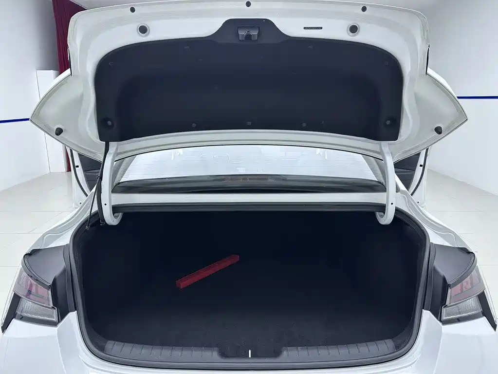 Hyundai Elantra 2023 — фото 23