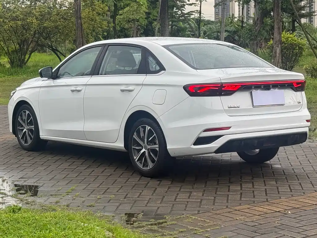 Geely Emgrand 2022 — фото 12