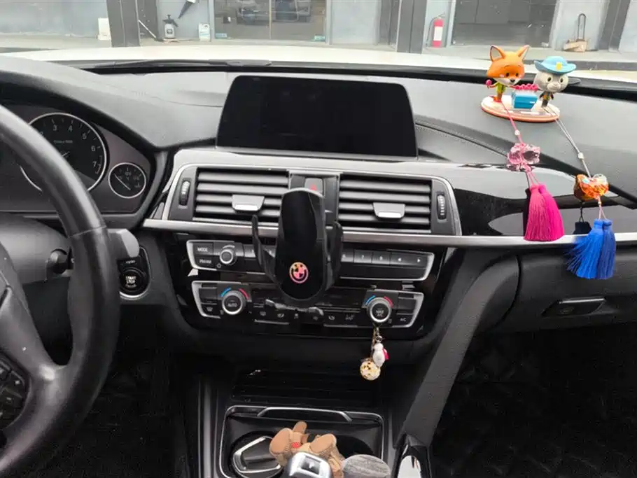 BMW 3 Series 2018 — фото 13