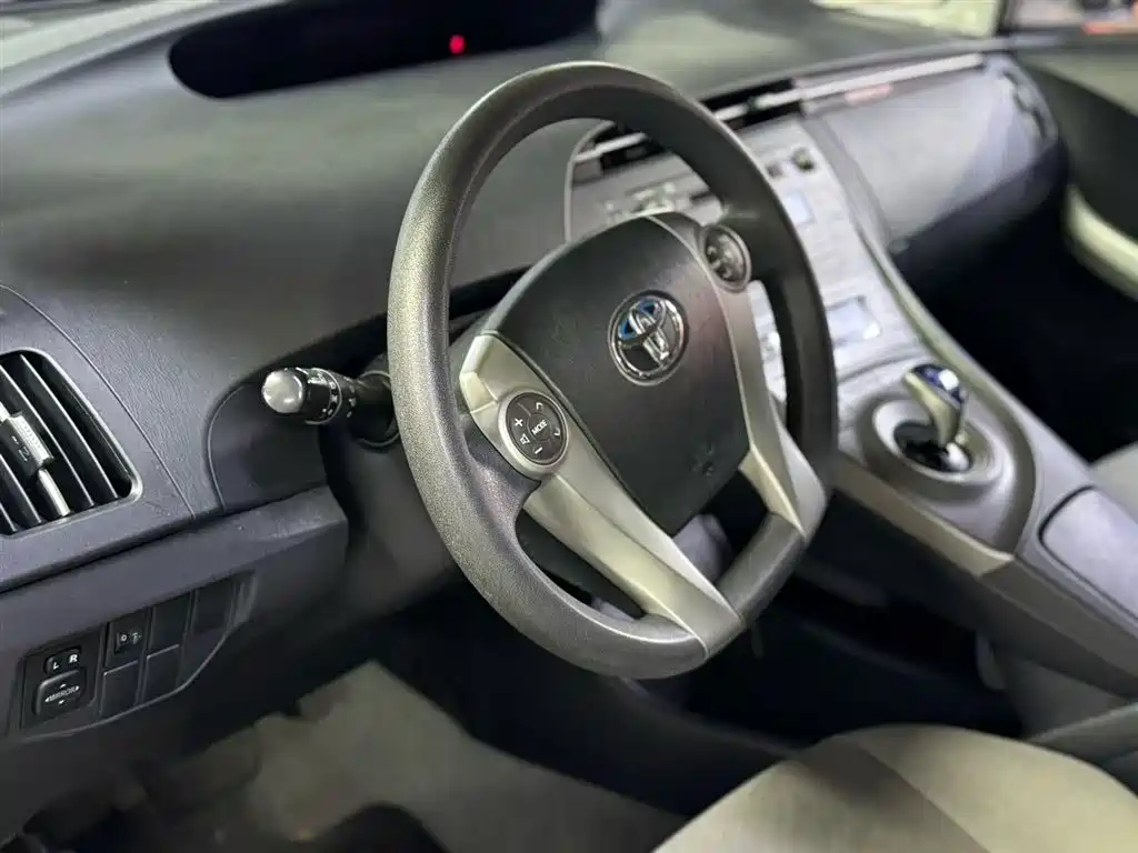 Toyota Prius 2015 — фото 4