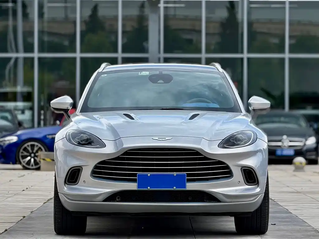 Aston Martin DBX 2021 — фото 2