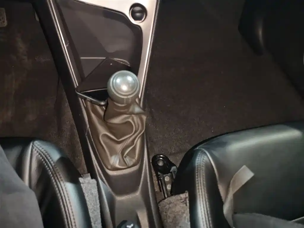 Toyota Yaris L 2014 — фото 10